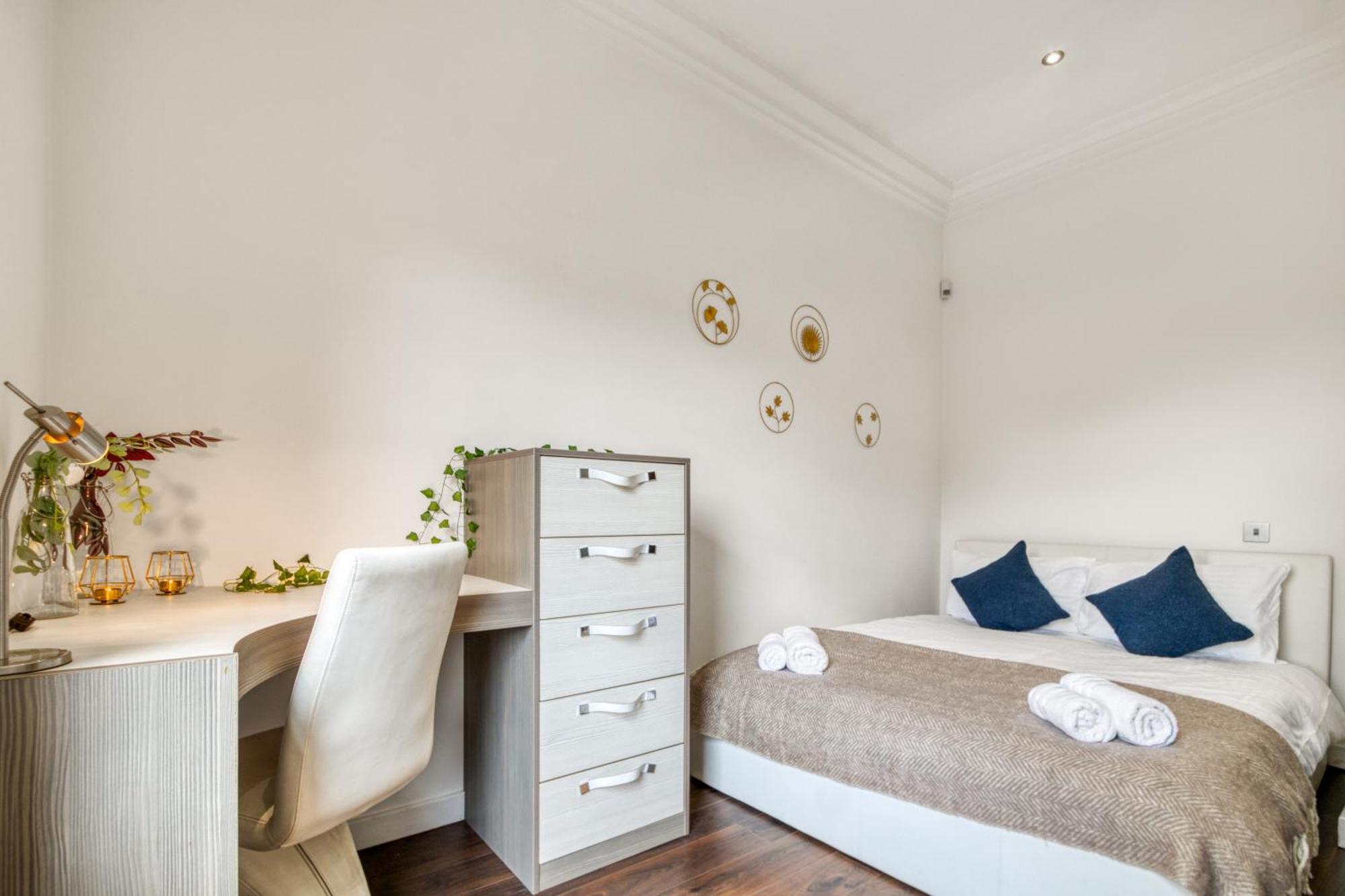 4 Bedroom House In Chiswick- Elegance & Serenity Apartment