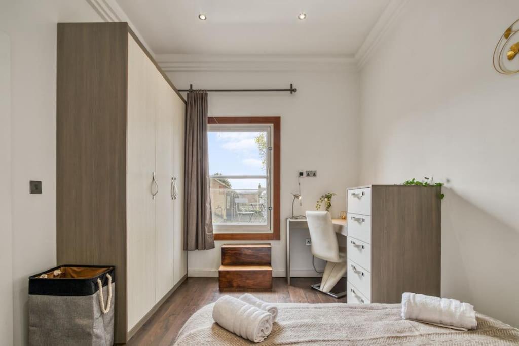 Appartamento 4 Bedroom House In Chiswick- Elegance & Serenity