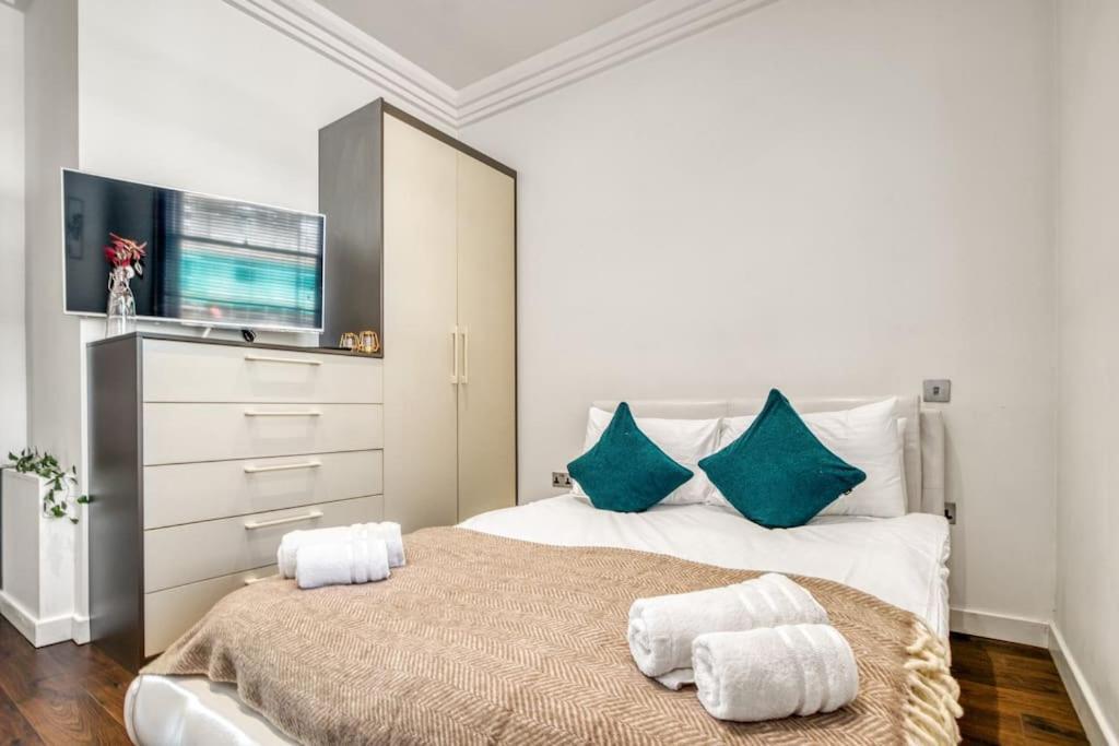 4 Bedroom House In Chiswick- Elegance & Serenity * London