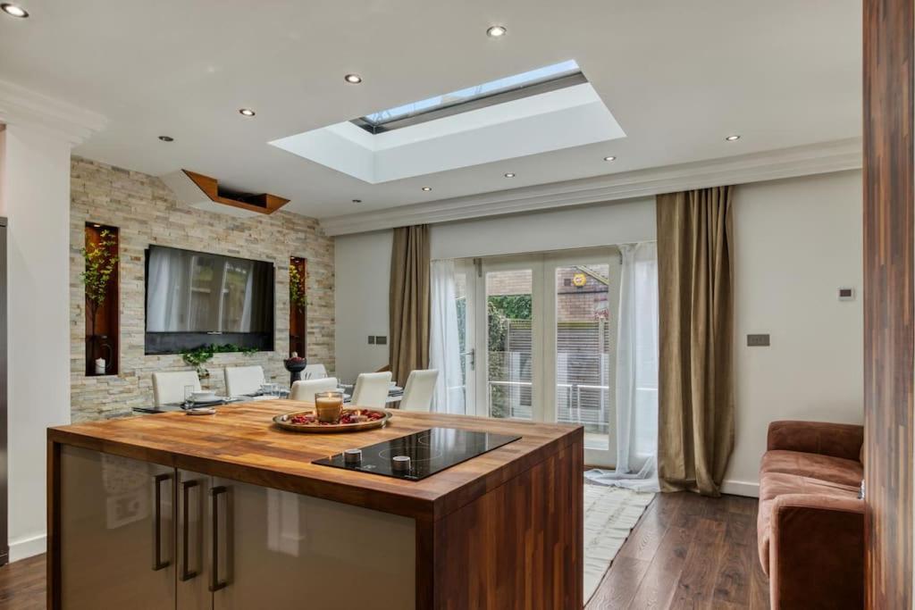 4 Bedroom House In Chiswick- Elegance & Serenity Appartamento Londra