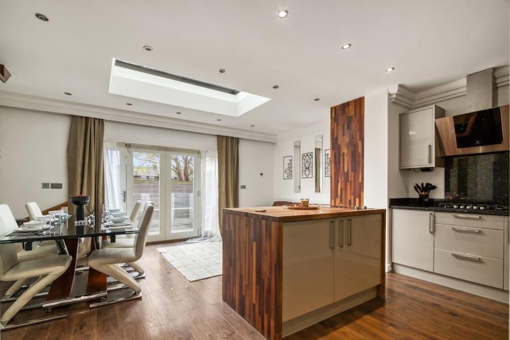 4 Bedroom House In Chiswick- Elegance & Serenity *