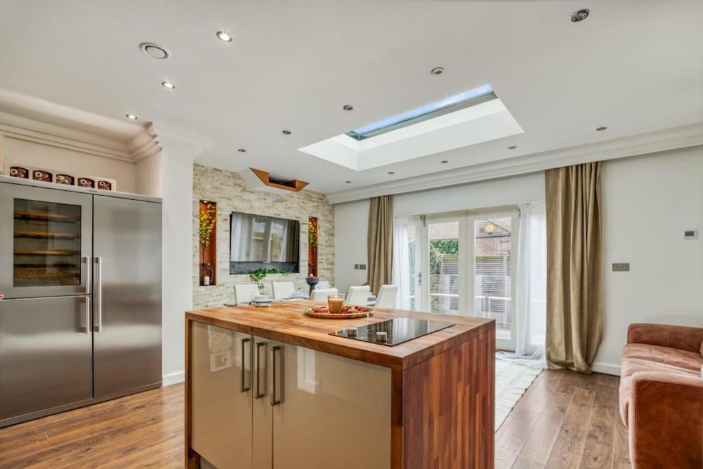 Apartment 4 Bedroom House In Chiswick- Elegance & Serenity London